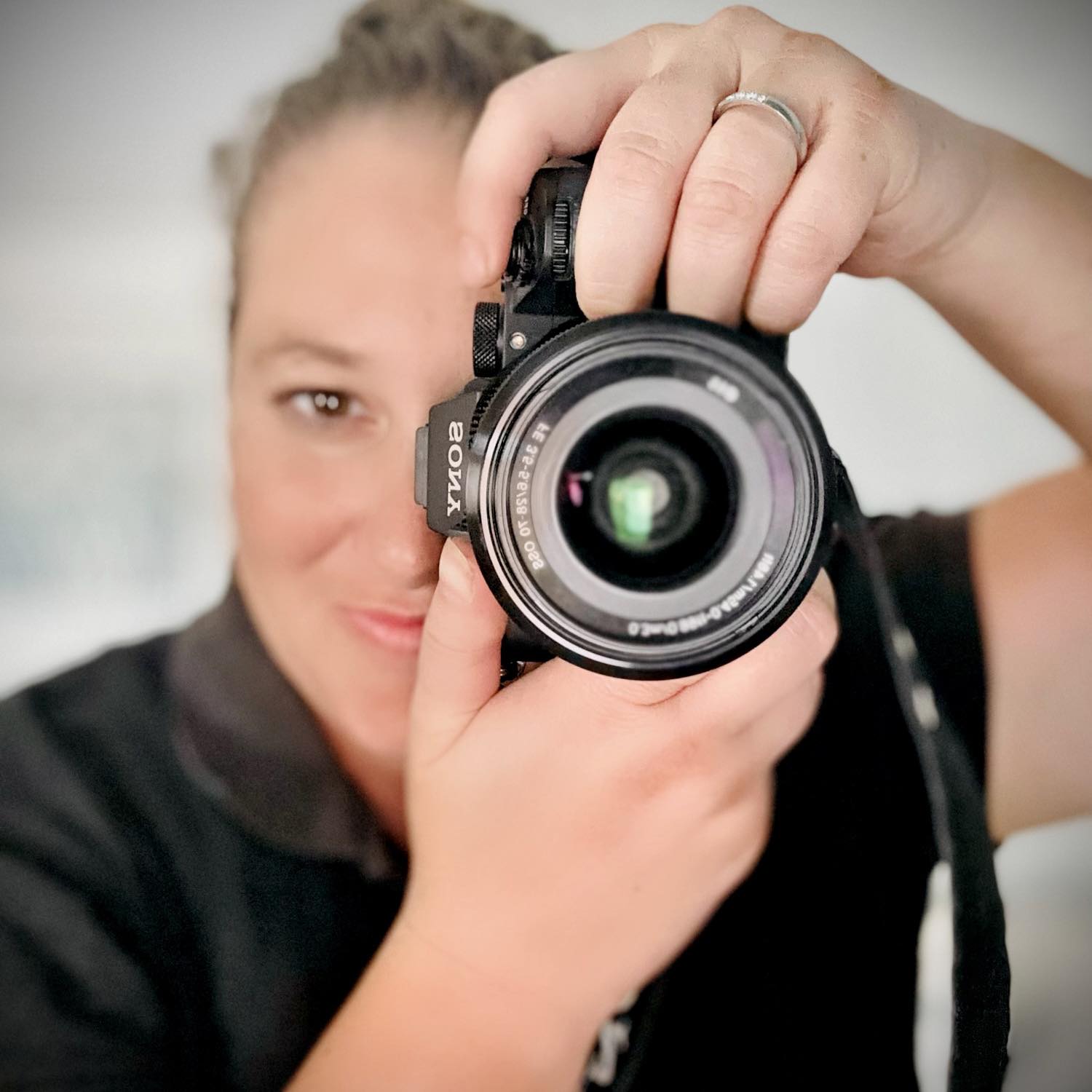 Sarabi con cámara de fotos